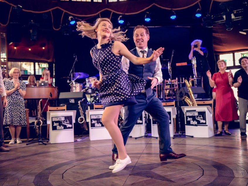 Swingin’ at the Spiegel image